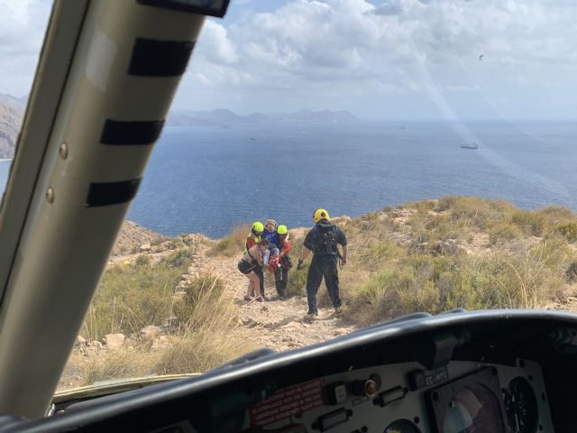 Servicios de emergencias atienden y trasladan al hospital a una senderista accidentada en La Azohía - 1, Foto 1