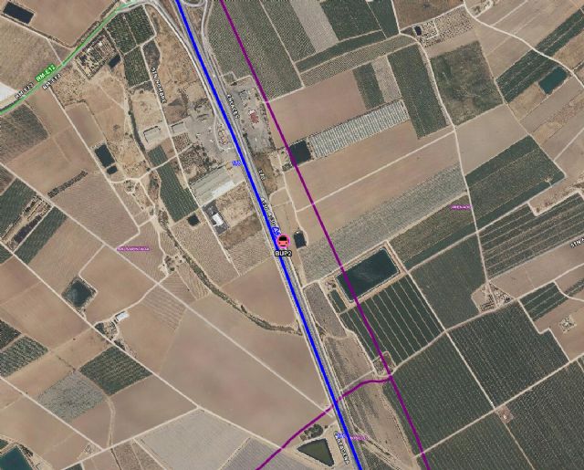 Servicios de emergencia rescatan y atienden a un hombre cuyo vehículo ha volcado en la vía de servicio junto a A-30, en Fuente Álamo - 1, Foto 1