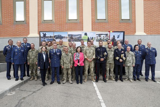 Robles visita a los militares ucranianos que reciben instrucción militar en Zaragoza y reitera su firme apoyo al país - 1, Foto 1