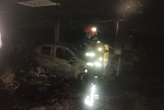 Servicios de emergencia acuden a apagar incendio de un garaje en la Unión - 1, Foto 1