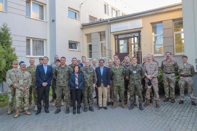 La ministra de Defensa visita en Polonia el principal centro logístico de distribución de ayuda militar y humanitaria a Ucrania - 1, Foto 1