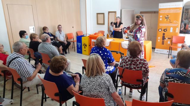 La campaña de reciclaje de aceite doméstico llega al centro de mayores de San Javier - 1, Foto 1
