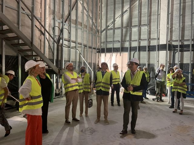 El alcalde muestra al director del ICA, Manuel Cebrián las obas del nuevo teatro de invierno que se construye en el Parque Almansa - 1, Foto 1