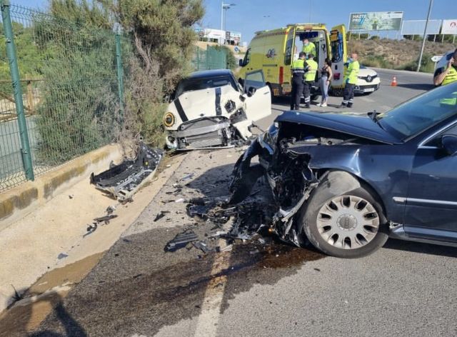 Servicios de emergencia atienden y trasladan a 2 heridos en accidente de tráfico en La Alcayna, pedanía de Molina de Segura - 1, Foto 1