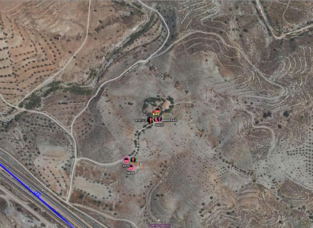 Servicios de emergencia sofocan incendio por acumulación de leña en en Lorca - 1, Foto 1