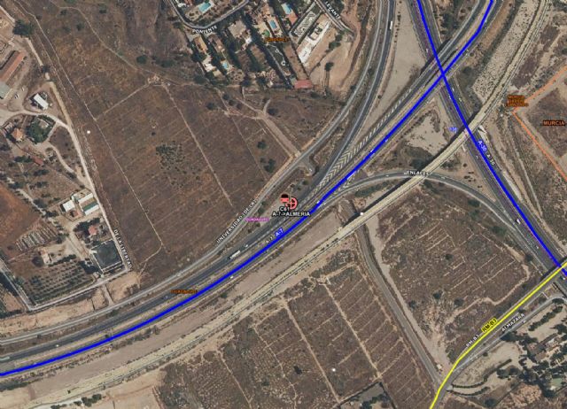 Servicios de emergencia han intervenido esta mañana para sofocar el incendio de un camión en A-7 a la altura de Urb. Agridulce, Murcia - 1, Foto 1