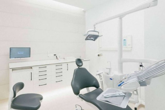 Sonreír sin complejos con los implantes dentales de MYCA - 1, Foto 1