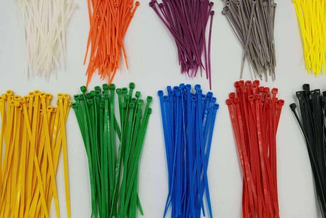 Conocer todos los usos de las bridas de plástico de colores de Infosolucion - 1, Foto 1