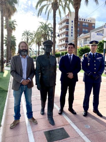San Javier inaugura una escultura de un cadete en homenaje a los alumnos y futuros oficiales que se forman en la AGA - 1, Foto 1