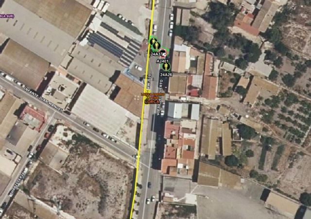 Trasladan al hospital a un herido en accidente de tráfico al colisionar un coche y una moto en el Camino Viejo del Puerto - 1, Foto 1