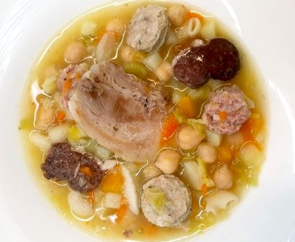 El equipo de cocina de la Teca Sàbat explica los secretos de la receta del caldo de Navidad - 1, Foto 1