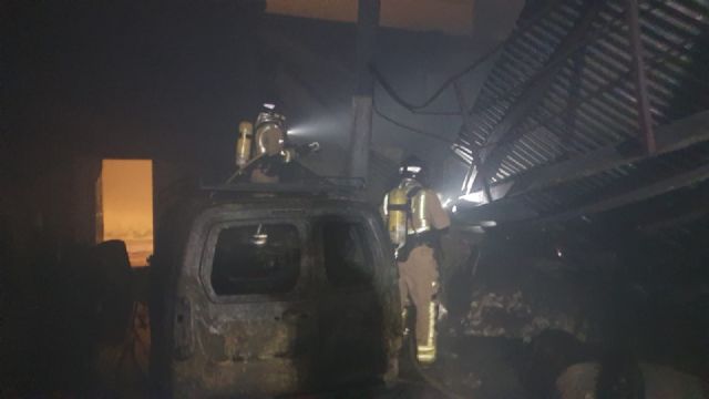 Incendio en un almacén de fontanería en Ceutí - 1, Foto 1