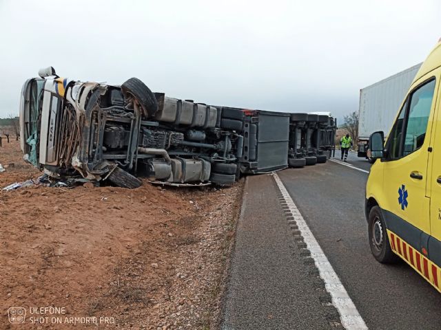 Servicios de emergencia han rescatado y trasladado al hospital al 2 heridos en accidente ocurrido en la carretera N-344, en Yecla - 1, Foto 1