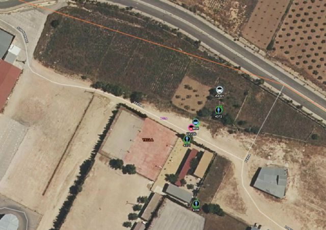 Servicios de emergencia atienden y trasladan a una persona afectada por el humo del incendio de una vivienda abandonada en Yecla - 1, Foto 1