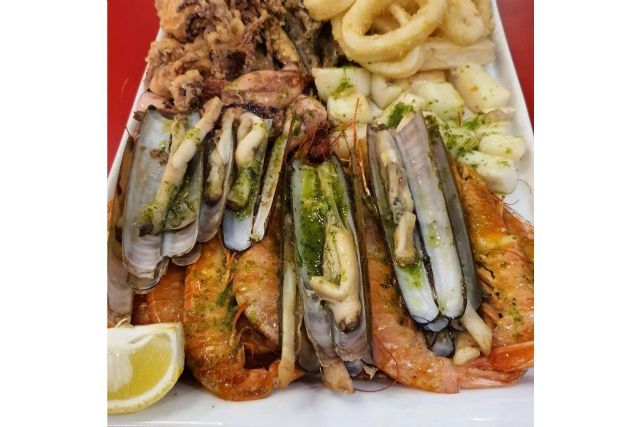 La bandeja de fritura y marisco es la gran especialidad del restaurante valenciano La Taberna Casera - 1, Foto 1
