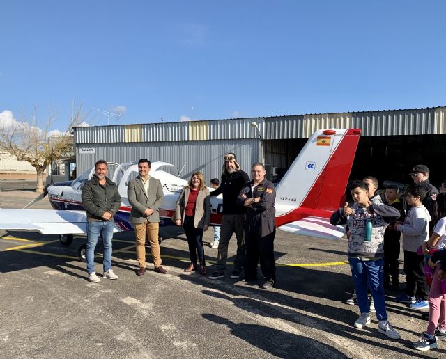 El programa educativo Pioneros de la Aviación reúne a cuatro colegios del municipio para celebrar el Día de la Aviación Civil - 1, Foto 1