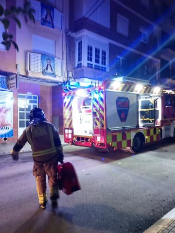 Trasladadan al hospital a 3 personas heridas en el incendio de una vivienda ocurrido esta madrugada en Yecla - 1, Foto 1