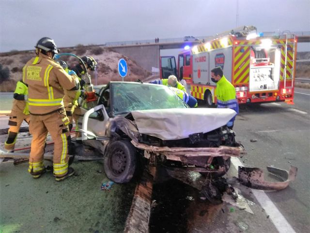 Servicios de emergencia rescatan, atienden y trasladan al hospital a 4 heridos en accidente de tráfico ocurrido en Cieza - 1, Foto 1