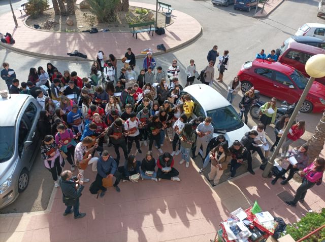 Estudiantes del IES Prado Mayor visitan la Residencia La Pursima por Navidad - 16