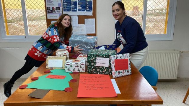 Estudiantes del IES Prado Mayor visitan la Residencia La Pursima por Navidad - 25