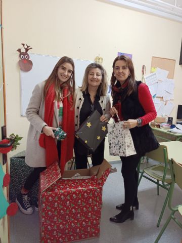 Estudiantes del IES Prado Mayor visitan la Residencia La Pursima por Navidad - 26