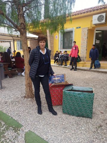 Estudiantes del IES Prado Mayor visitan la Residencia La Pursima por Navidad - 31