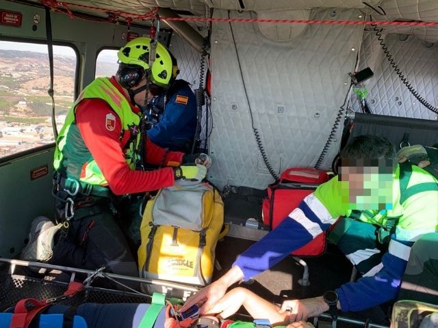 Bomberos del CEIS rescatan y evacúan por aire al hospital a una escaladora accidentada en Cobatillas (Murcia) - 1, Foto 1
