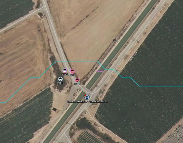 Trasladan al hospital a los ocupantes del vehículo accidentado al precipitarse su vehículo al canal del trasvase El Chacón - 1, Foto 1