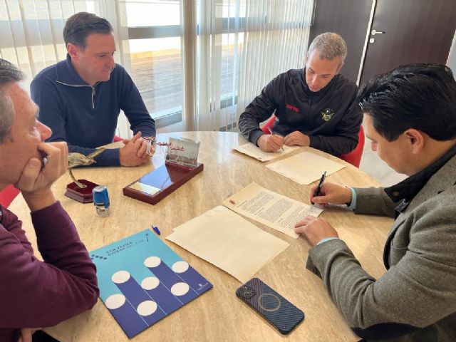 El ayuntamiento firma los convenios con el Club Top Fighters y el Club Deportivo Chotacabras - 1, Foto 1