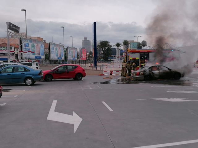Servicios de emergencias sofocan el incendio de un vehículo en el aparcamiento de un centro comercial en Murcia - 1, Foto 1