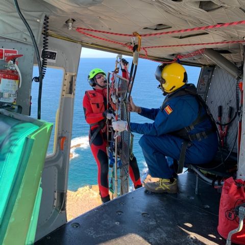 Rescatado por aire un cadáver hallado al pie de un acantilado de Cabo de Palos - 1, Foto 1