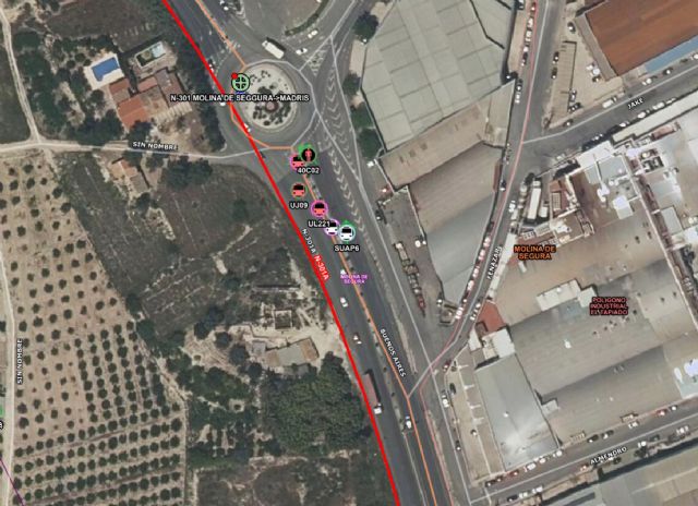 Dos personas heridas al colisionar un turismo contra una farola en la rotonda de Torre Montijo, Molina de Segura - 1, Foto 1