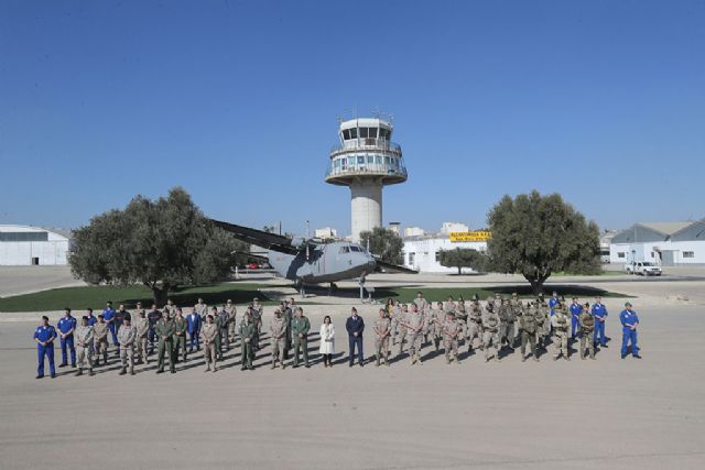 La ministra de Defensa elogia el trabajo de la Base Aérea de Alcantarilla en el 75 aniversario de su escuela de paracaidistas - 1, Foto 1