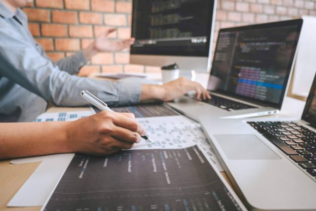 La subcontratación de personal informático para pymes en Sevilla; beneficios y tendencias - 1, Foto 1