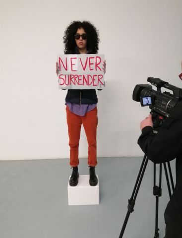 Bajo el título WOKE, 230 años de feminismo, exponen a una mujer real como escultura hiperrealista - 1, Foto 1