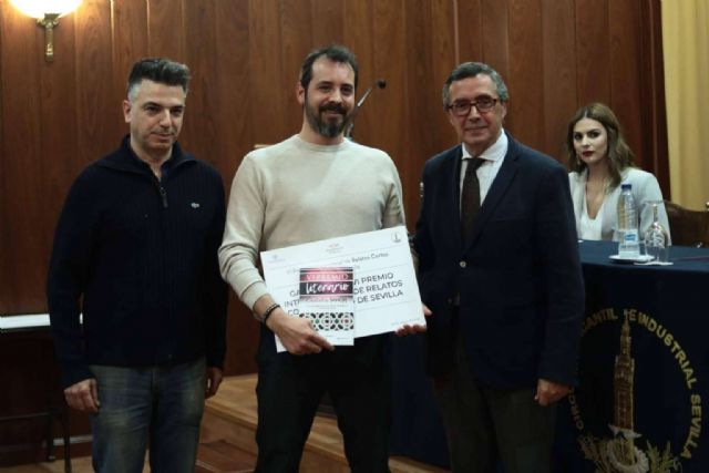 El autor de Caligrama, Sebastián Lozano García, y su obra ´La madrugada del diablo´, ganadores del Premio Ciudad de Sevilla - 1, Foto 1