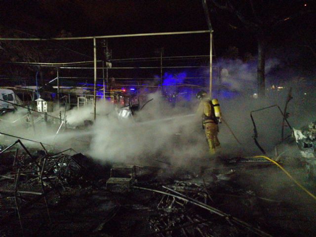Bomberos apagan el incendio de caravanas y vehculos declarado esta madrugada en el camping de Bolnuevo, Foto 1