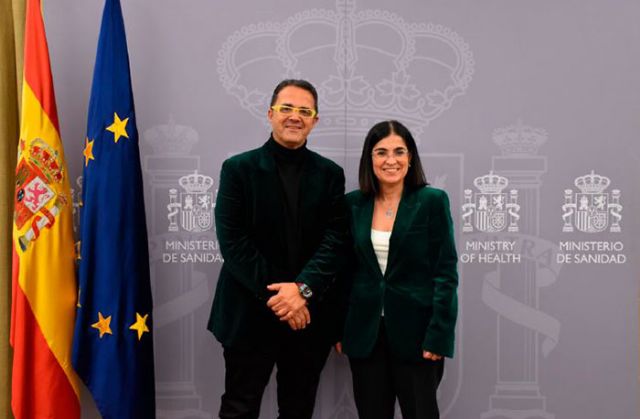 La ministra de Sanidad, Carolina Darias, y el presidente de la Federación Española de Enfermedades Raras (FEDER), Juan Carrión., Foto 1