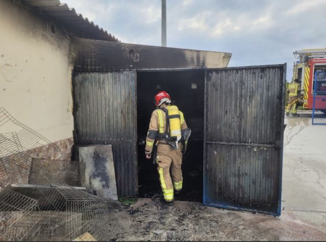 Servicios de emergencia apagan incendio en vivienda en Mula - 1, Foto 1
