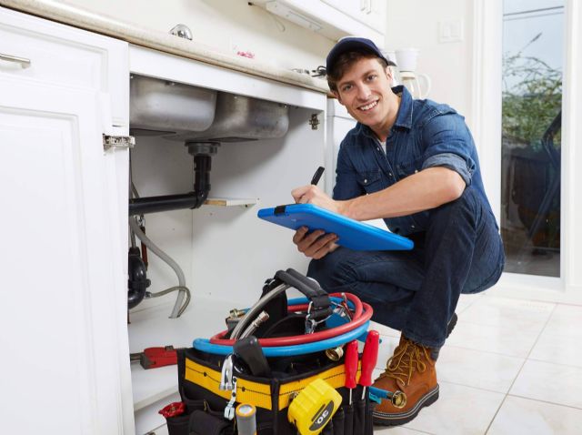 Equipo de fontaneros en Alicante y Santa Pola de urgencia, de la mano de Repairs4You - 1, Foto 1