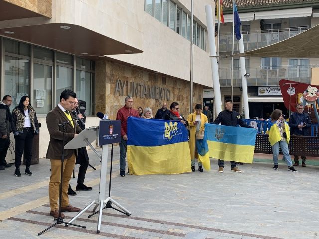 Los ucraniano de San Javier cantan el himno de su país en el acto que recuerda el primera aniversario de la invasión de Ucrania por Rusia - 1, Foto 1