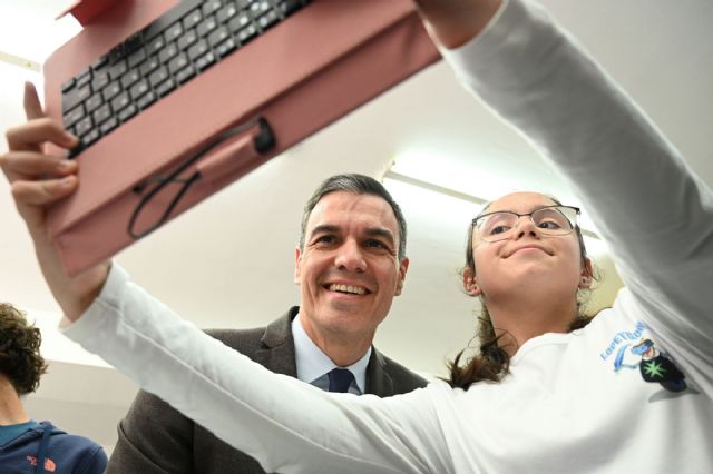El presidente del Gobierno, Pedro Sánchez, se hace una foto junto a una alumna. Foto: Moncloa/Borja Puig de la Bellacasa. CEIP Lope de Vega, Badajoz, Foto 1
