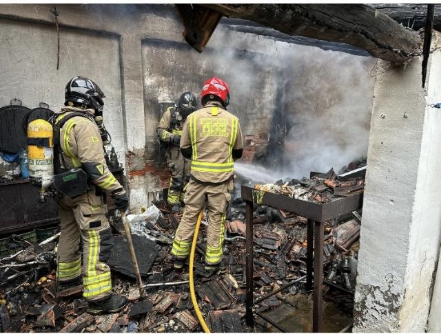 Bomberos apagan un incendio en vivienda en Ceutí - 1, Foto 1