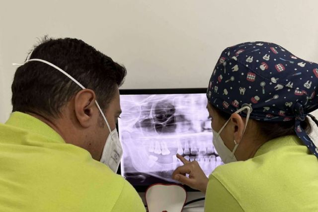 Dental Legrand cuenta con un equipo de especialistas en tratamientos de implantes dentales - 1, Foto 1