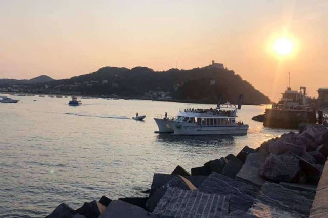 A bordo del catamarán Ciudad San Sebastián es posible disfrutar de paseos mágicos - 1, Foto 1