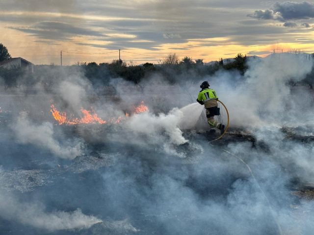 Bomberos extinguen un incendio agrícola declarado en Los Beltranes, Alguazas - 1, Foto 1