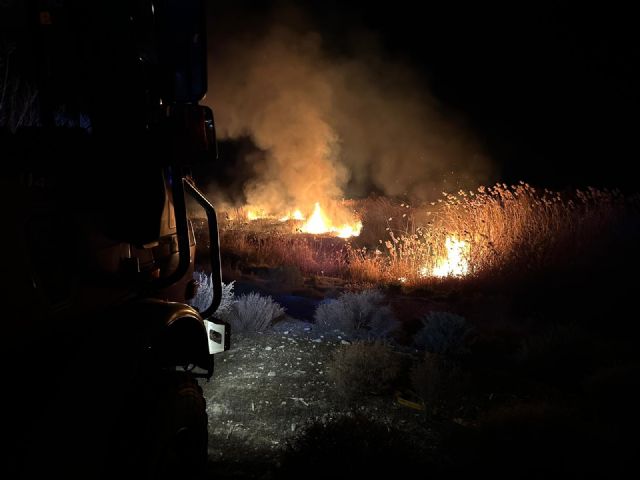Efectivos del Plan Infomur trabajan en un incendio agrícola en Las Viñas, Albudeite - 1, Foto 1