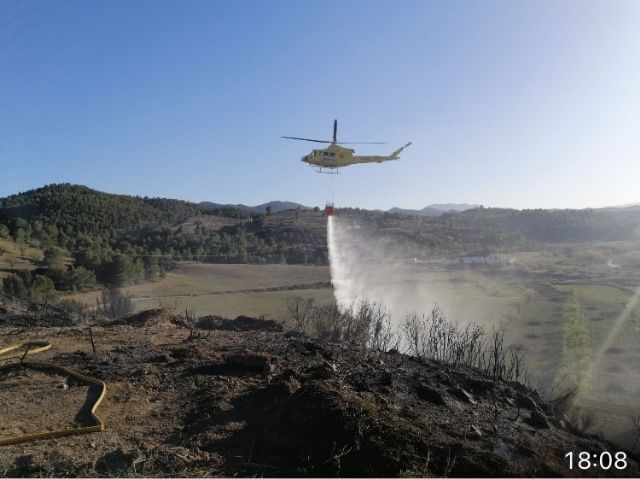 Movilizado efectivo del Plan Infomur para apagar incendio en terreno forestal, en la pedanía lorquina de Fontanares - 1, Foto 1