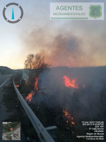 Servicios de emergencia acuden a la extinción de un incendio de cañas en la misma zona del incendio ocurrido esta mañana zona del río en Albudeite - 1, Foto 1
