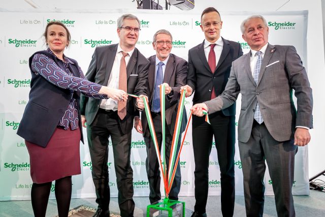 Schneider Electric invierte 40 millones de euros en una nueva fábrica inteligente en Hungría - 1, Foto 1